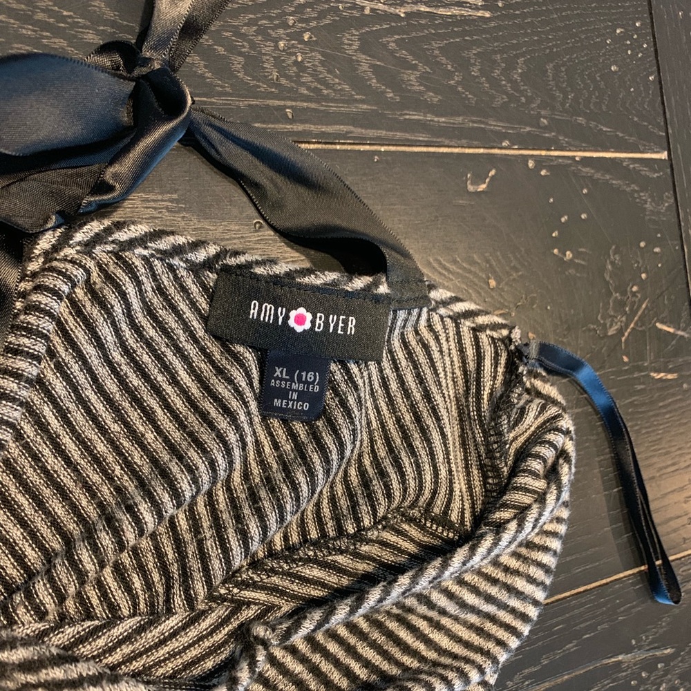 Amy Byer Black & Gray V-Neck Top with Bell Sleeves - Picture 5 of 5